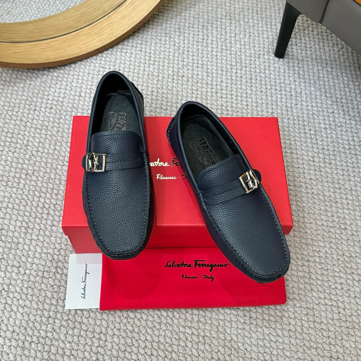 Men's men's shoes 💰420 (Yangli) Ferragamo 〰Ferragamo 2⃣️0⃣️2⃣️5️⃣ New series 👊🏻 Upper 🇮🇹 Italian imported calfskin, original outsole molding. Water-dyed sheepskin lining. The identity of every successful man is set off, and the upper and lower shoes are elegant and stable🚶🏻🚶🏻The high-end custom counter original replica is an eternal classic🔍️Number of codes: 38-46 with counter packaging